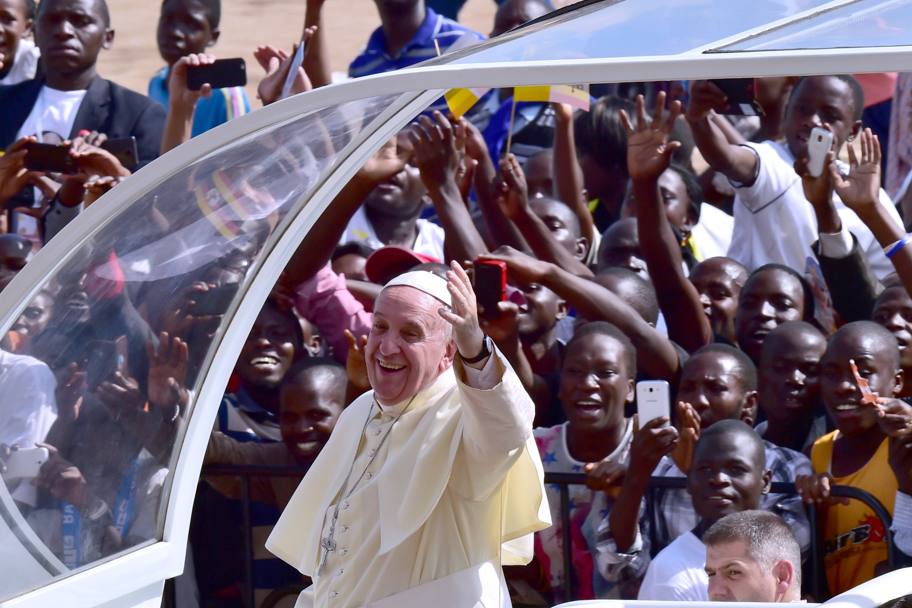 Kampala, Uganda: il Santo Padre visita l&#39;Africa, pochissimi giorni dopo gli attentati di Parigi (Afp)